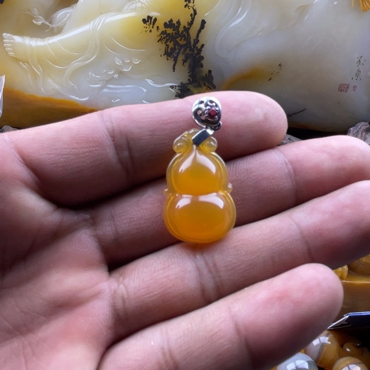 石英质玉（黄龙玉）挂件合金