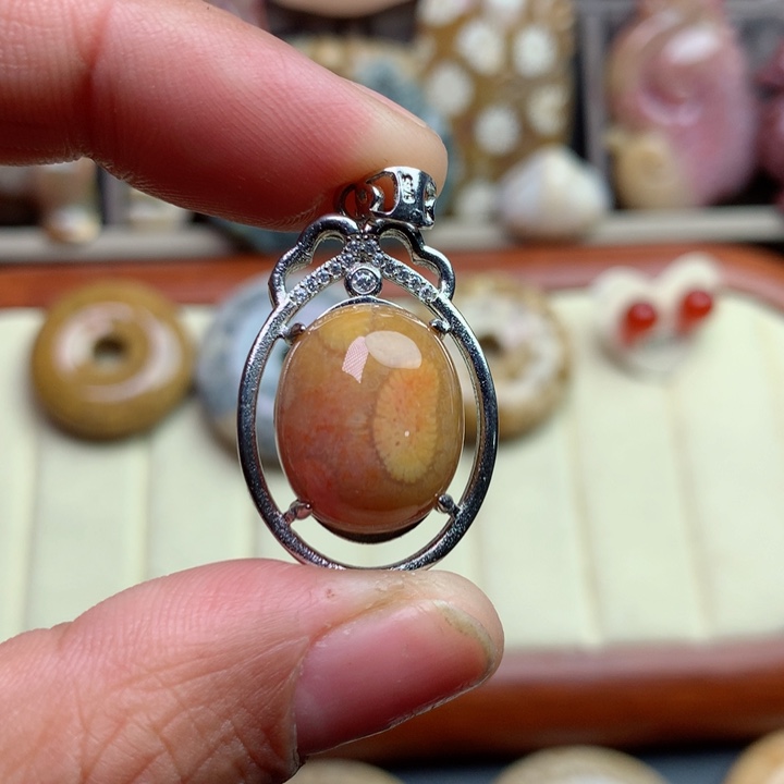 硅化珊瑚（珊瑚玉）颈饰未镶嵌