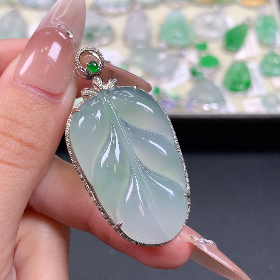 翡翠18K金镶嵌颈饰