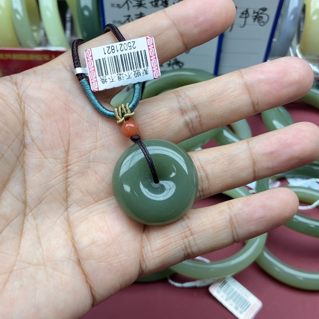 和田玉吊坠(不含链)未镶嵌金****舞