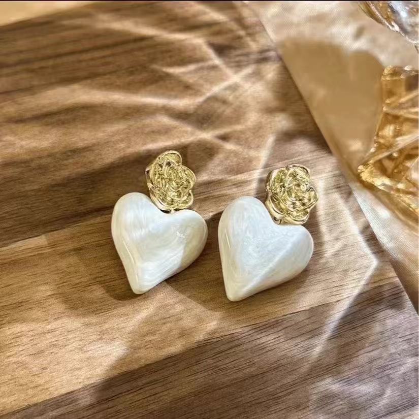 铜合金耳饰 【爱心奶泡】简约温柔优雅气质白色轻奢时尚-886