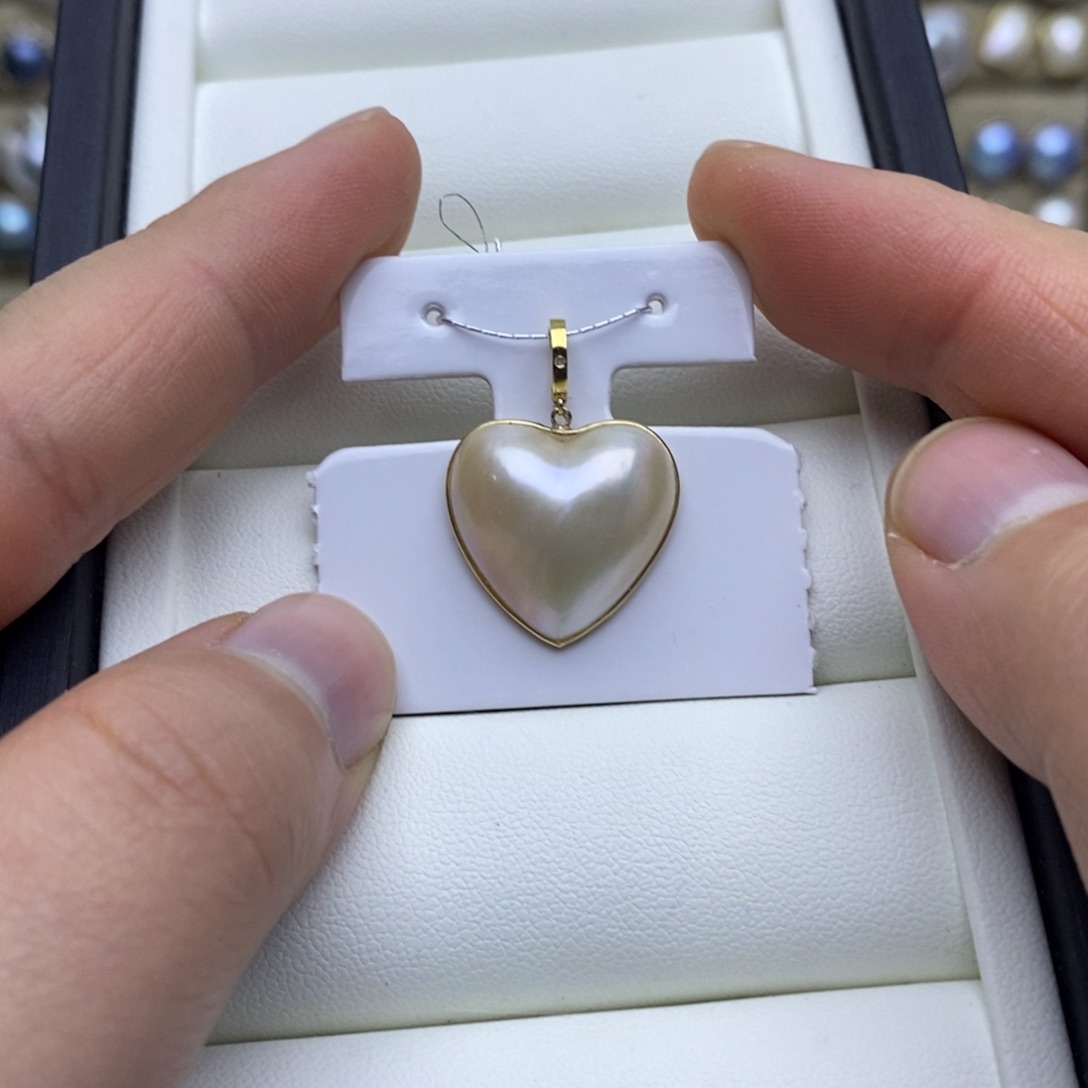 拼合珍珠（马贝珠）颈饰18K金镶嵌