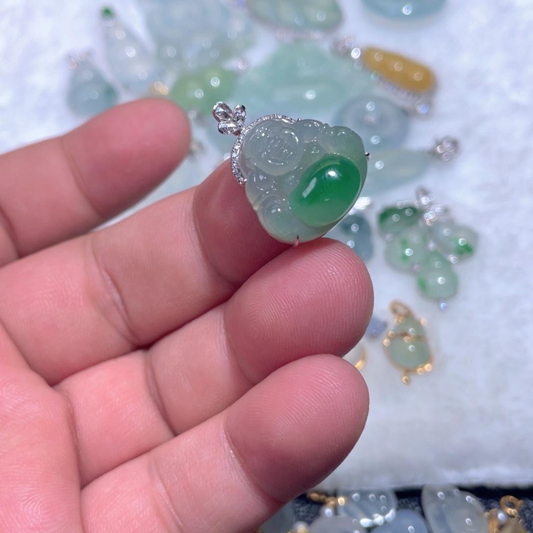 翡翠18K金镶嵌颈饰