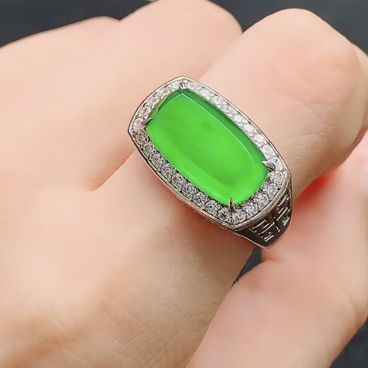 天然翡翠A货冰绿马鞍戒指
