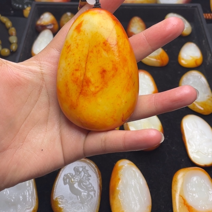 张***连和田玉未镶嵌颈饰