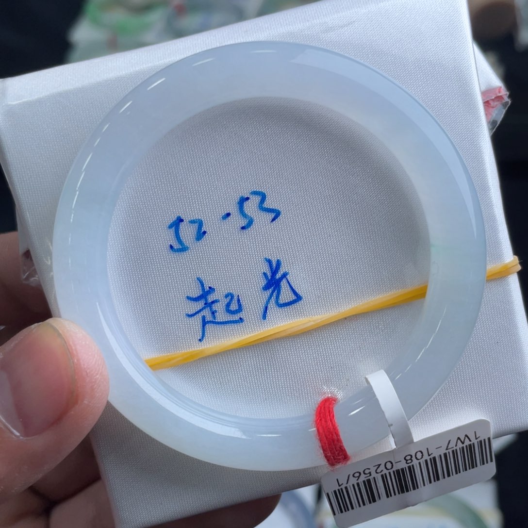 翡翠手镯未镶嵌翡翠手镯