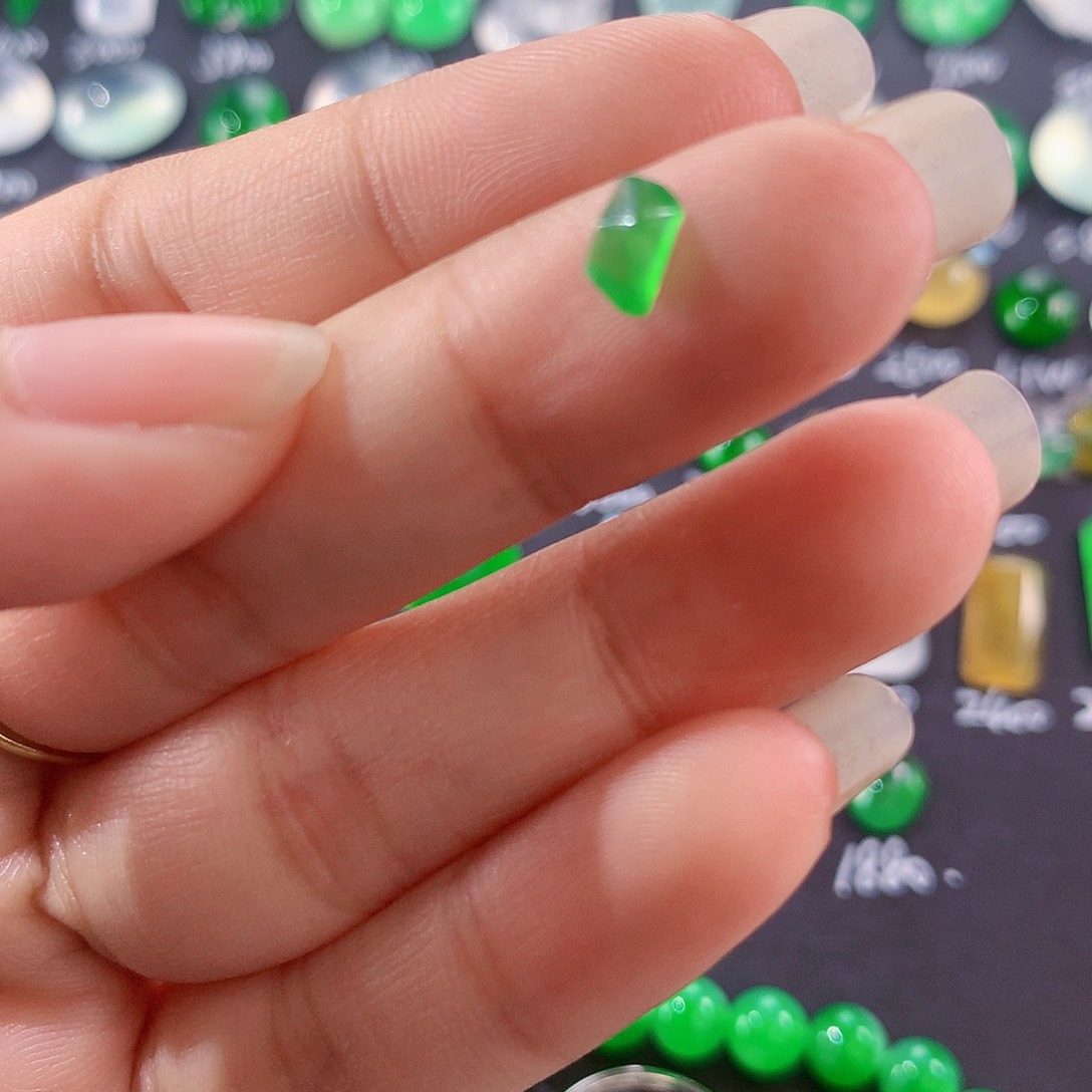 【闪购商品】翡翠颈饰未镶嵌切割