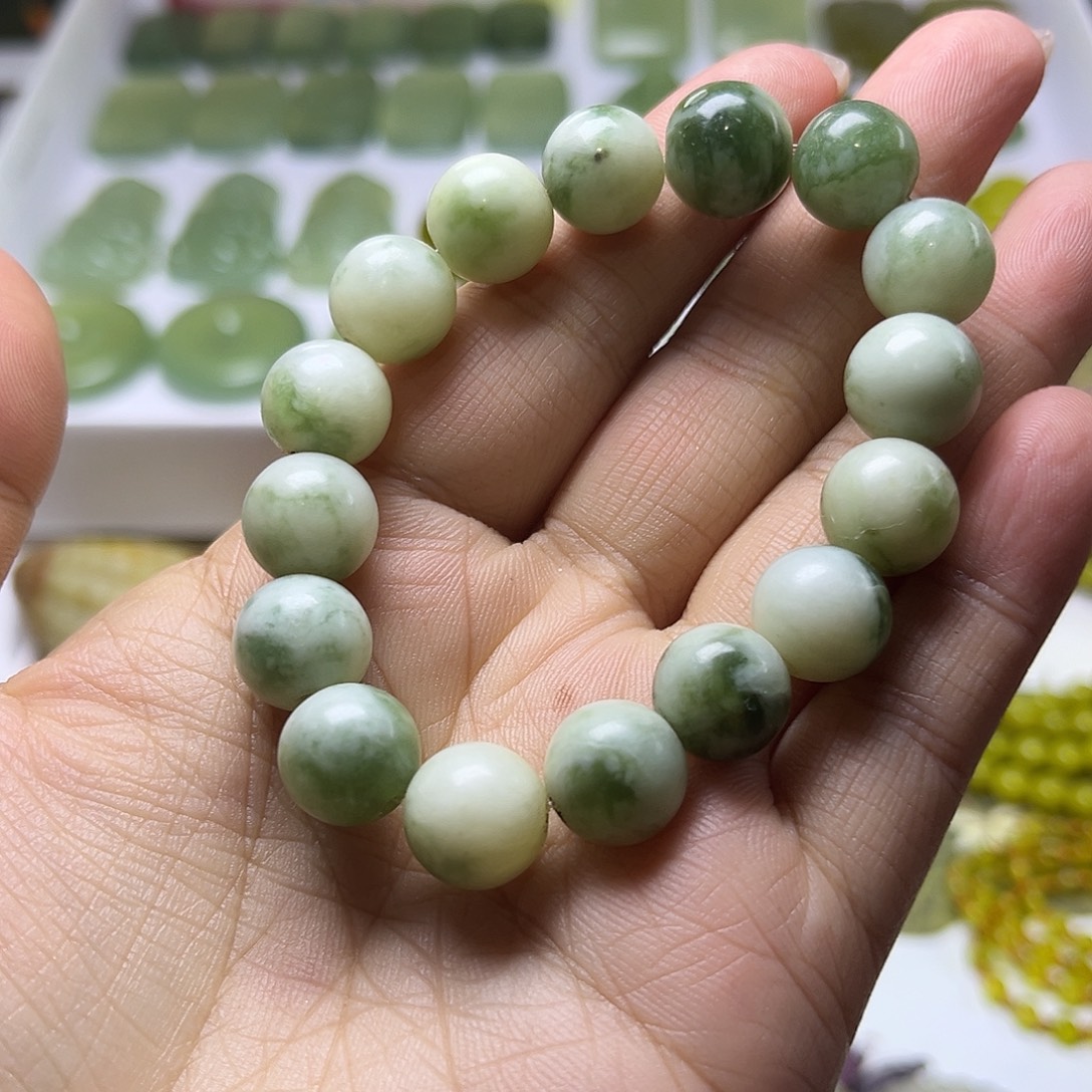 慧***来蛇纹石玉未镶嵌颈饰