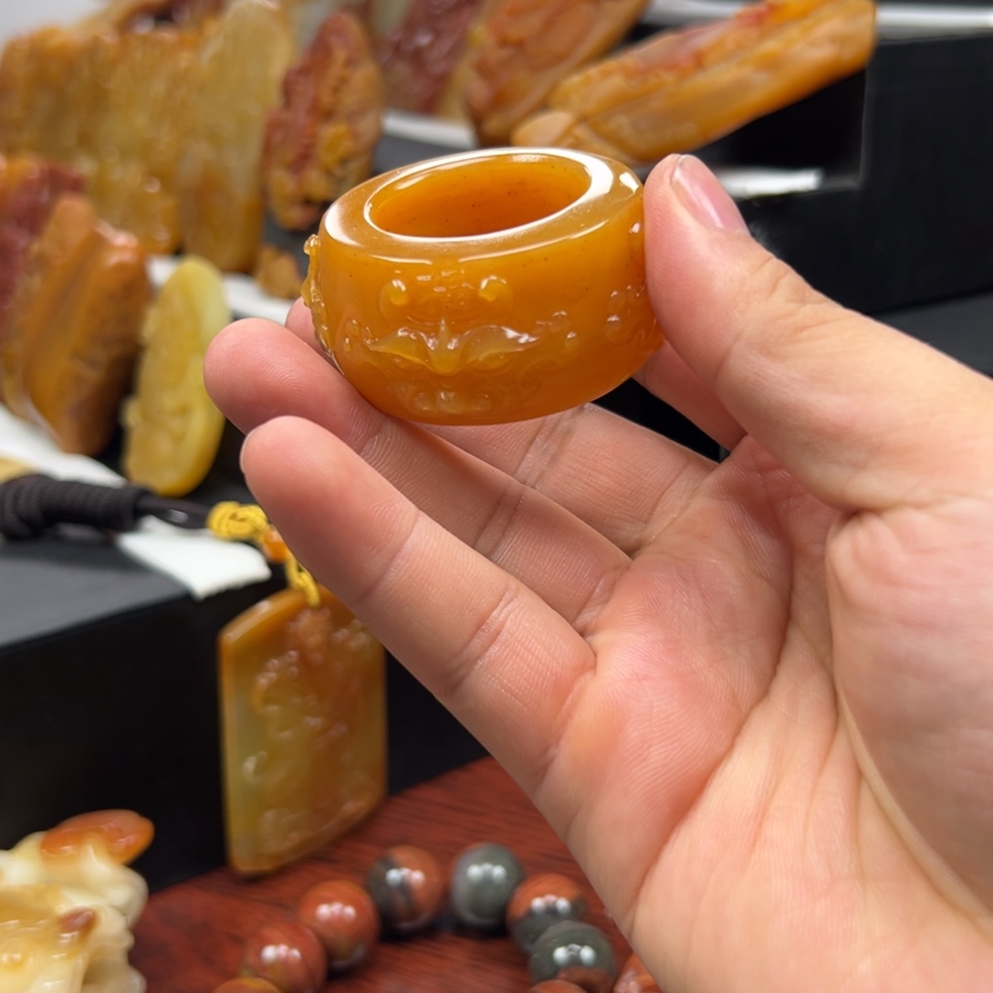 未镶嵌石英质玉（黄龙玉）黄龙玉