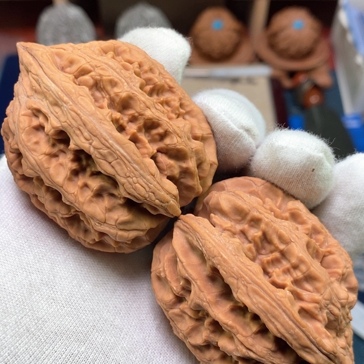 文玩核桃吊坠43全品货头山地红皮64克老型大孤石