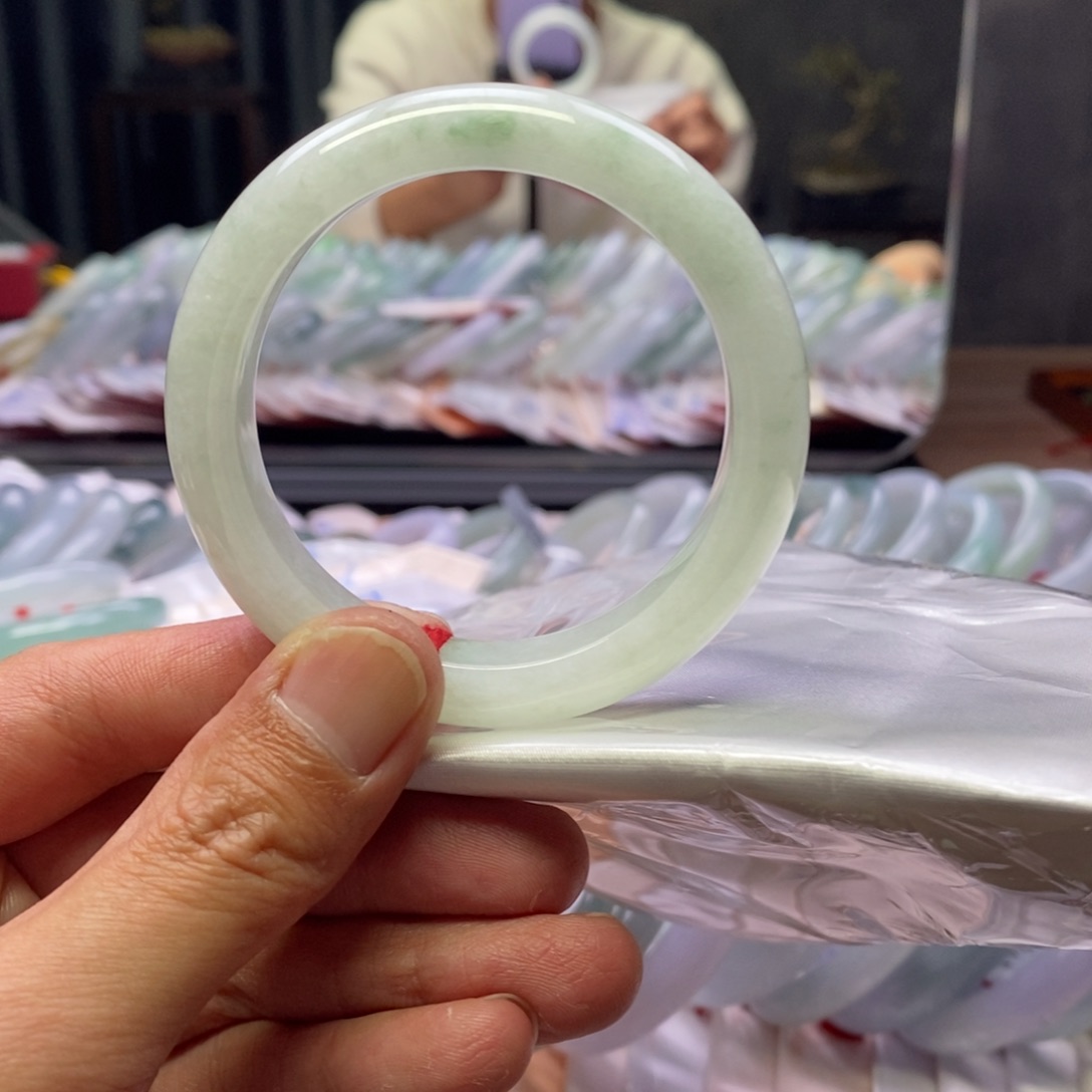 翡翠手镯未镶嵌绿底手镯