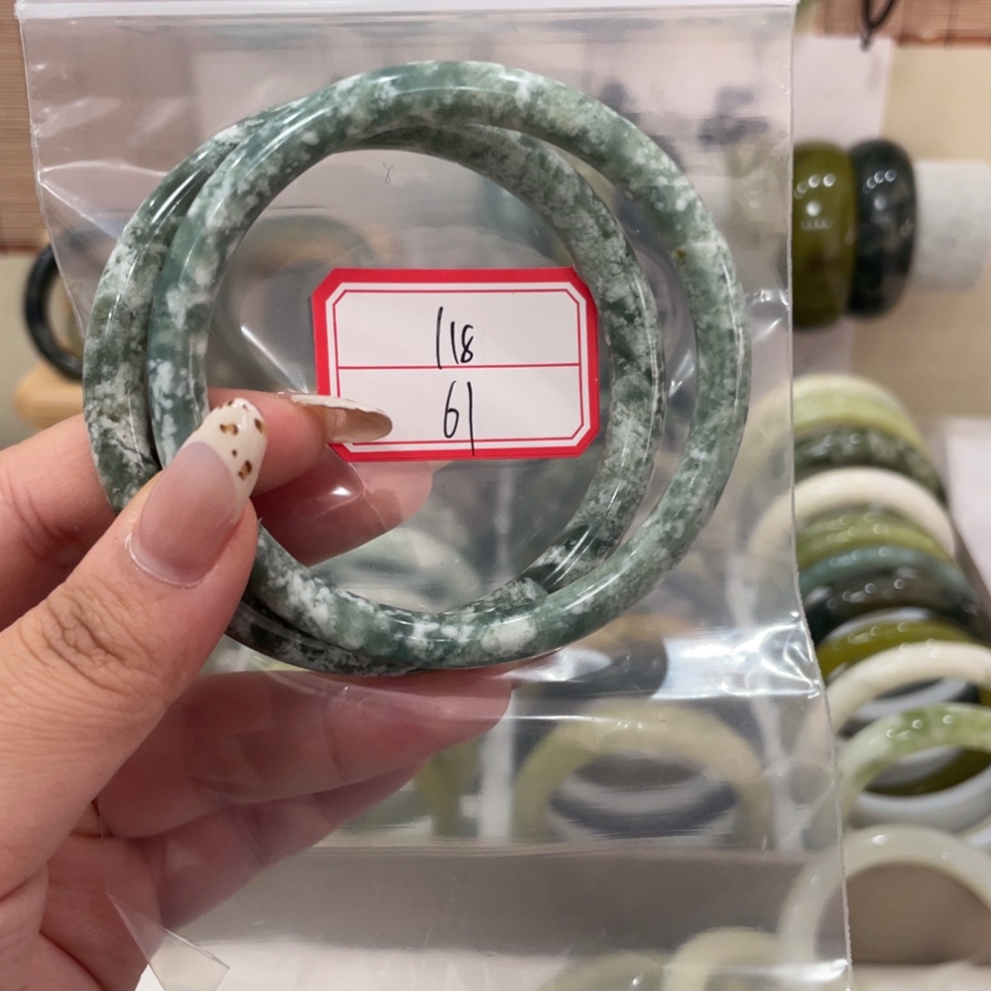 蛇纹石玉手镯未镶嵌