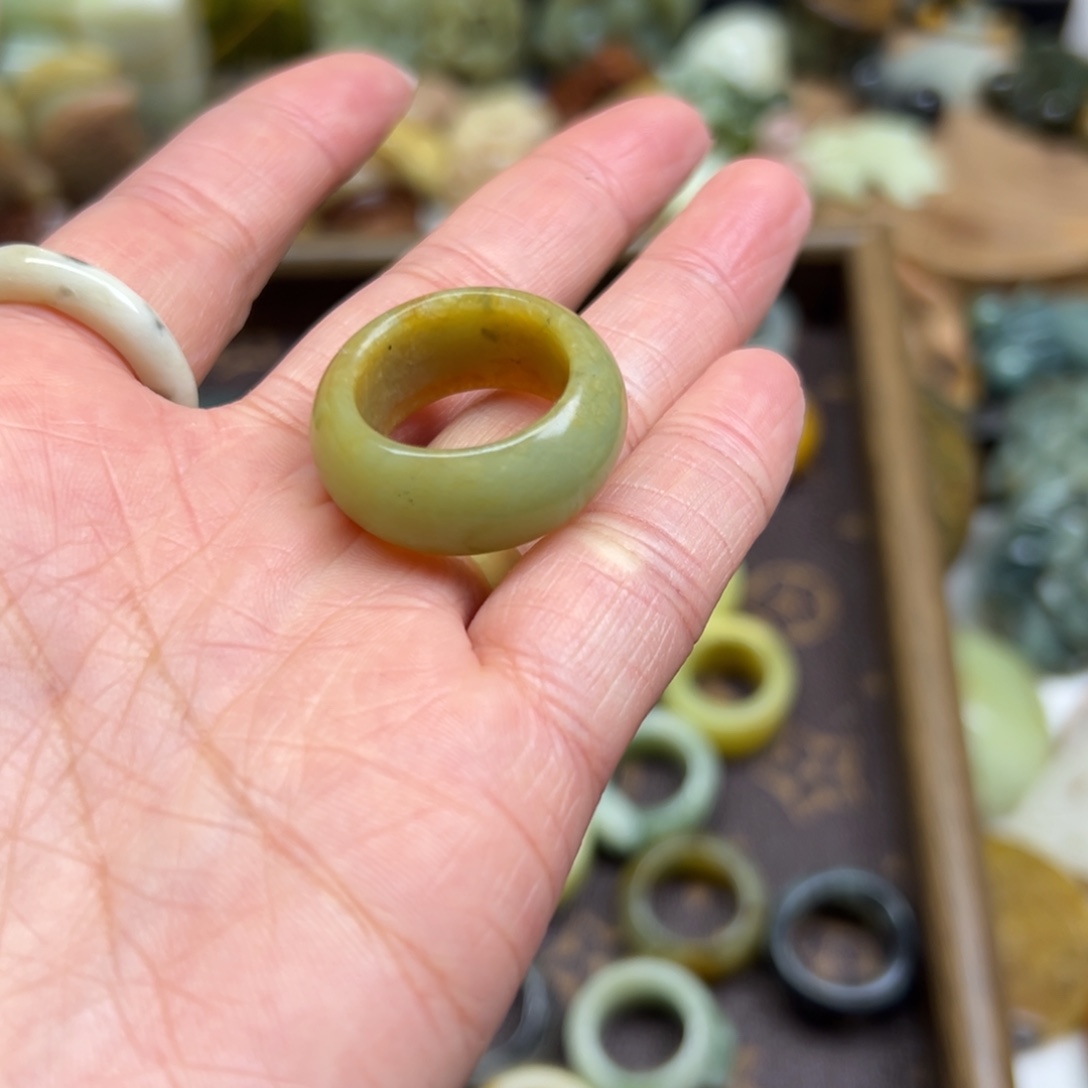 K***o岫玉未镶嵌颈饰花玉