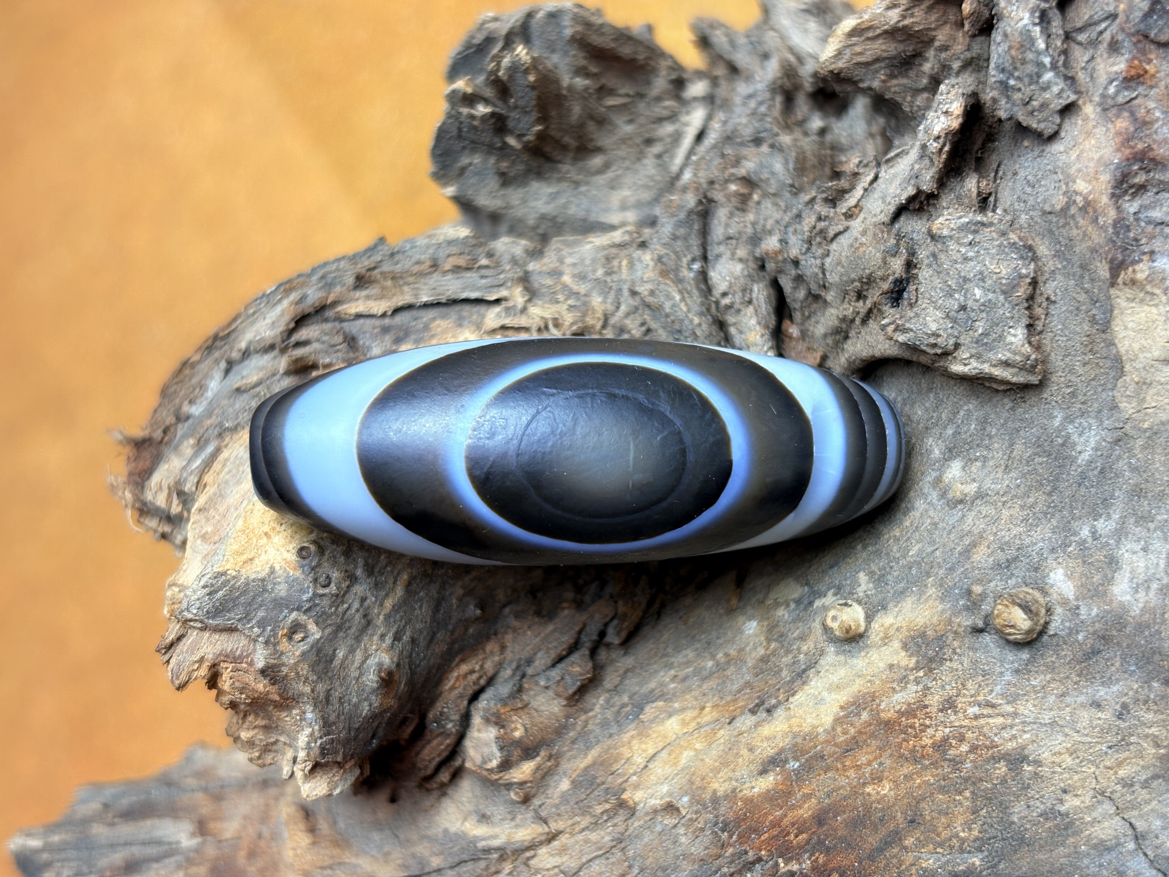 黑白满缠丝三眼福禄寿  尺寸：50.7mm×18.1mm