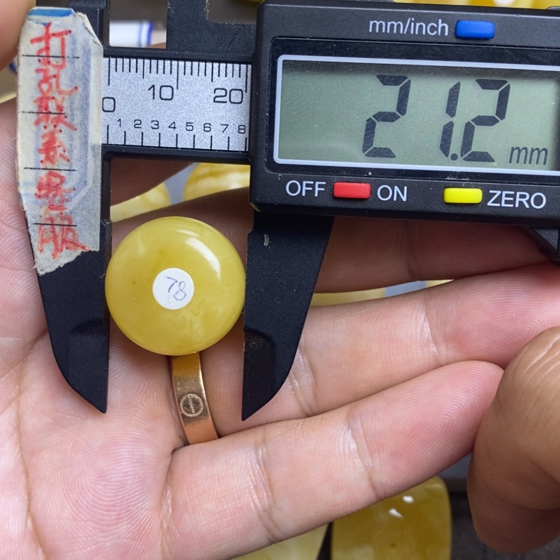 蜜蜡未镶嵌裸石21.2x13.7微瑕墩子