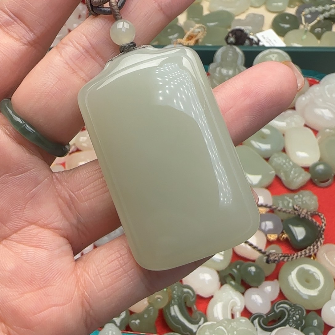 和田玉颈饰未镶嵌谢***姐