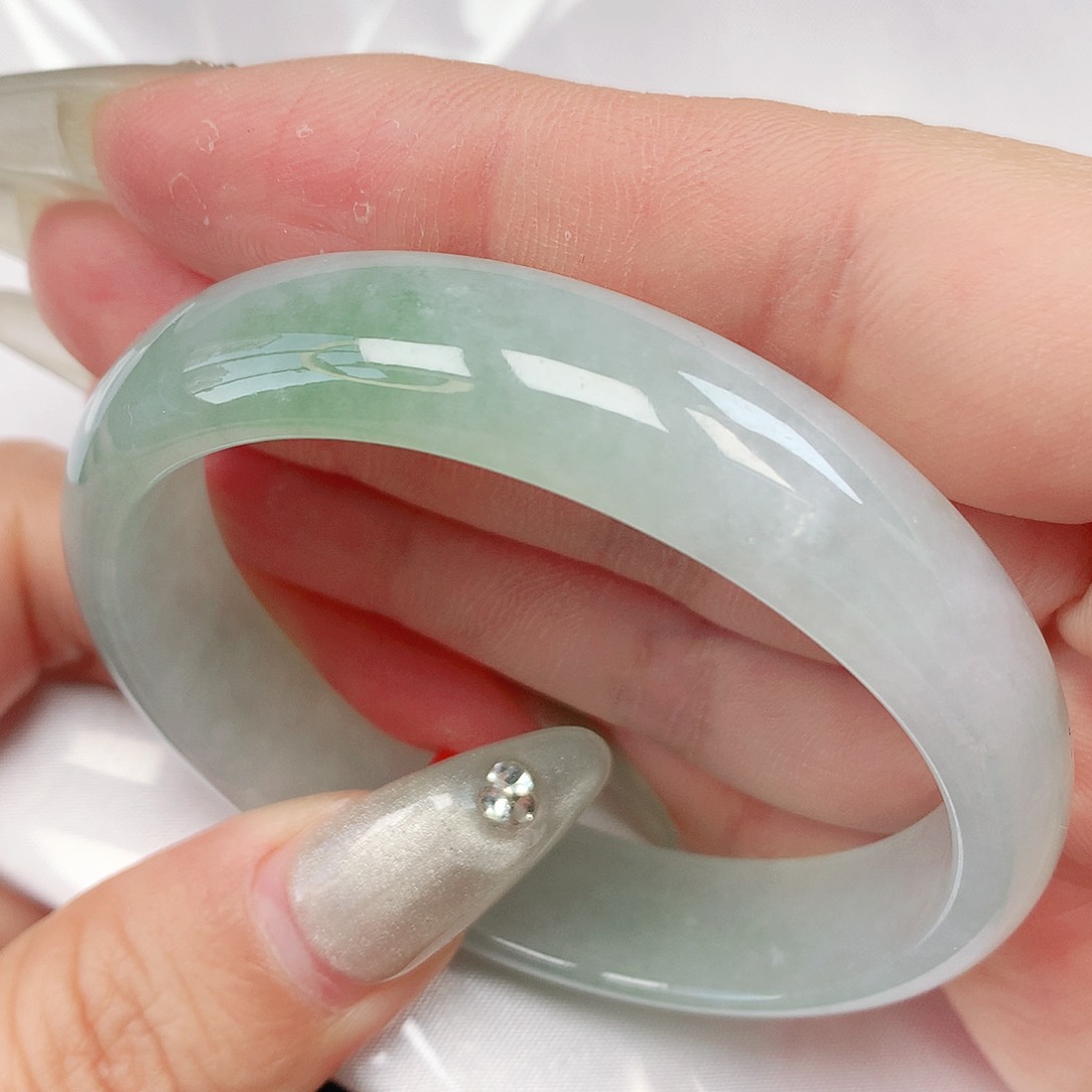 翡翠手镯未镶嵌抖音