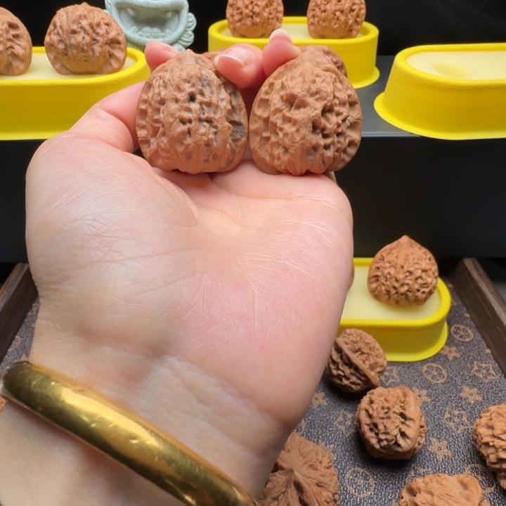 文玩核桃把件38牡丹纹