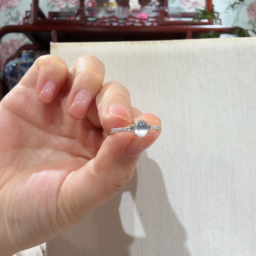 z***e翡翠18K金镶嵌戒指戒指