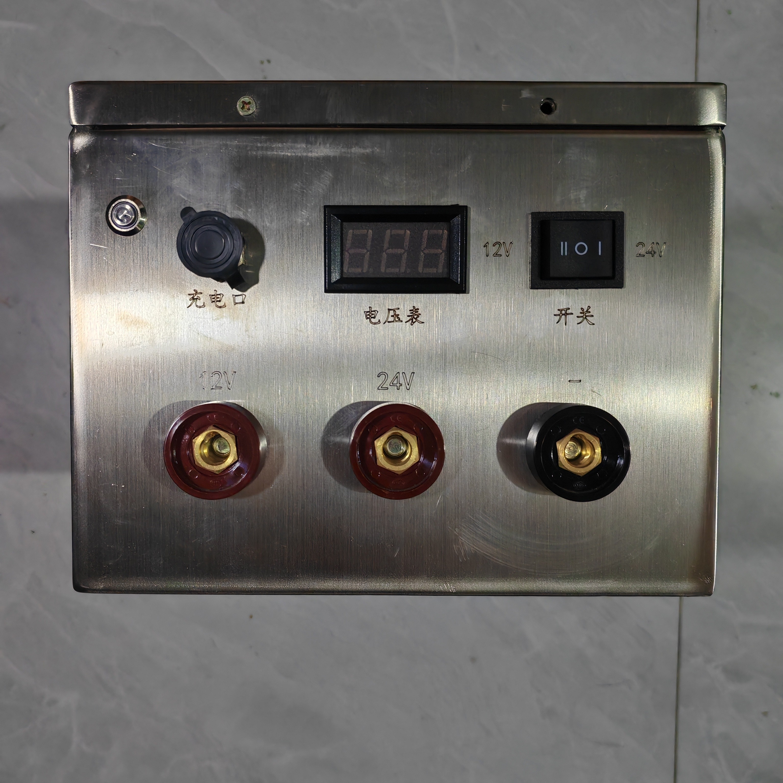 12 24通用应急启动电源打车机，松下27ah1并7串。