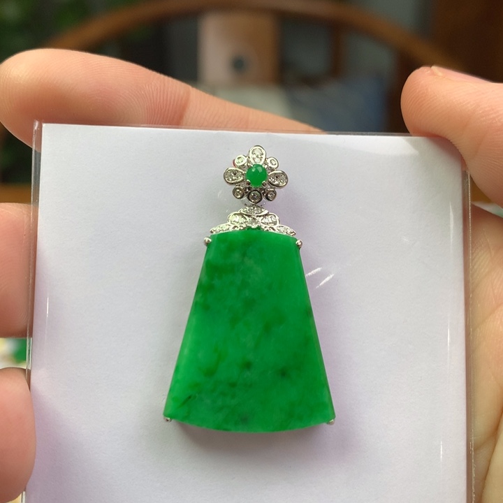 翡翠18K金镶嵌颈饰翡翠吊坠