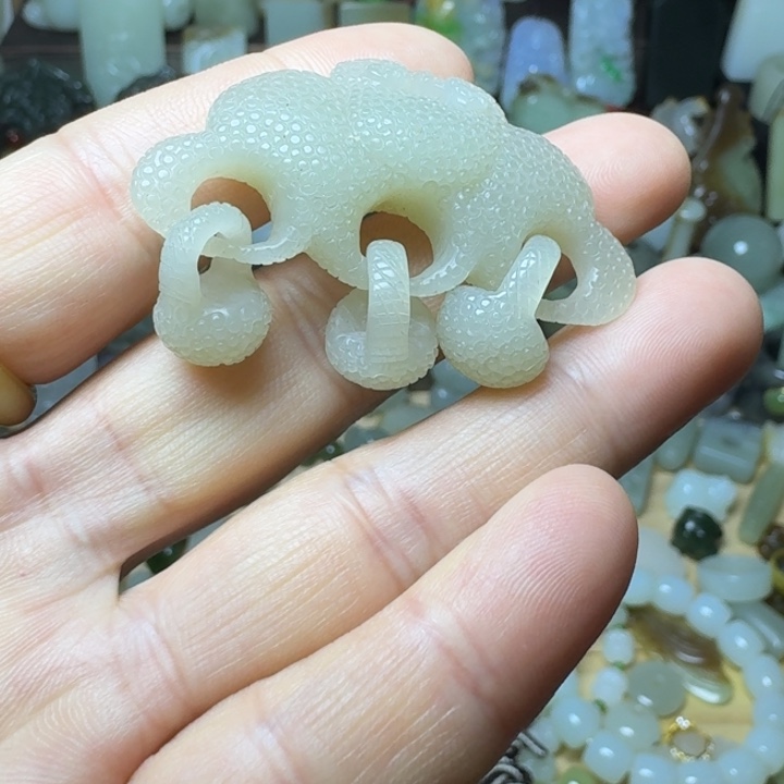 溜***圈和田玉未镶嵌颈饰