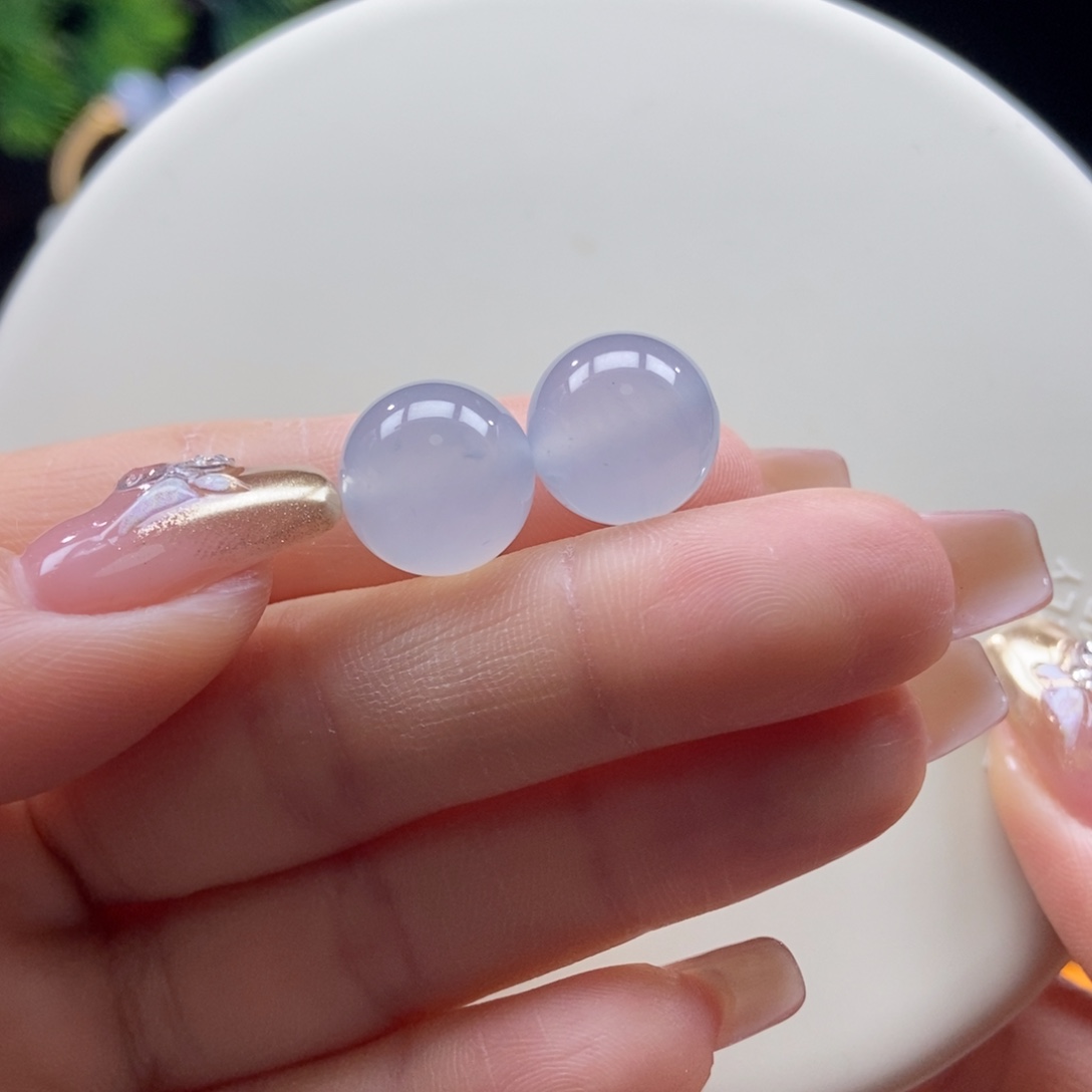 翡翠散珠翡翠冰胶天空蓝珠卡12.6mm，随机发一颗