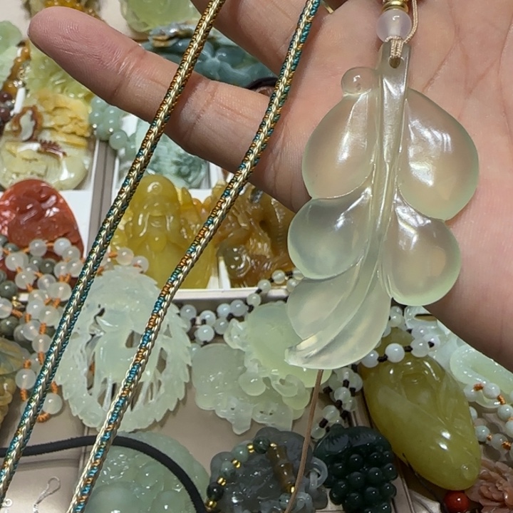 蛇纹石玉吊坠未镶嵌