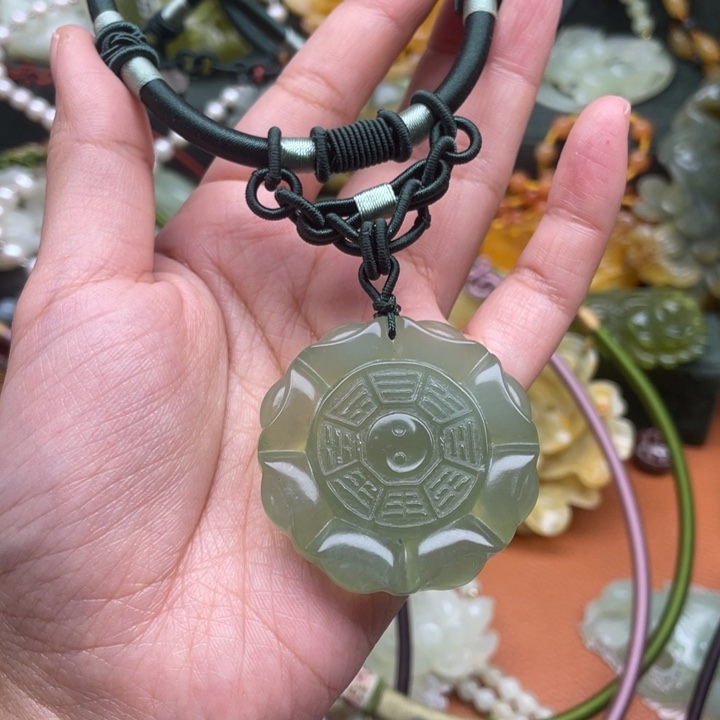 蛇纹石玉吊坠合金
