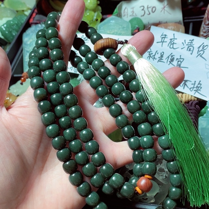 透闪石质玉颈饰未镶嵌