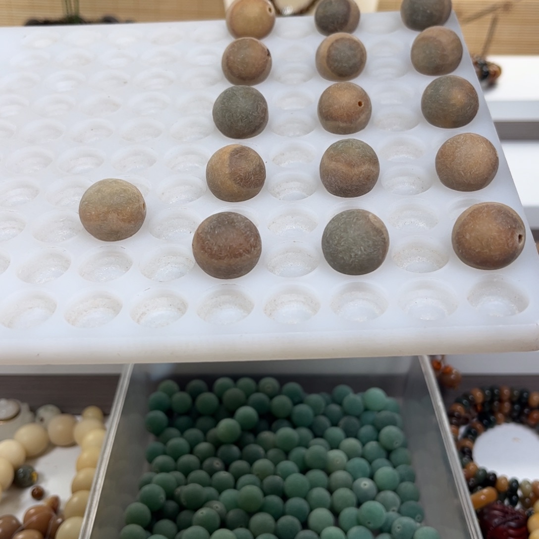 ****生白玉菩提吊坠16颗炫彩原子