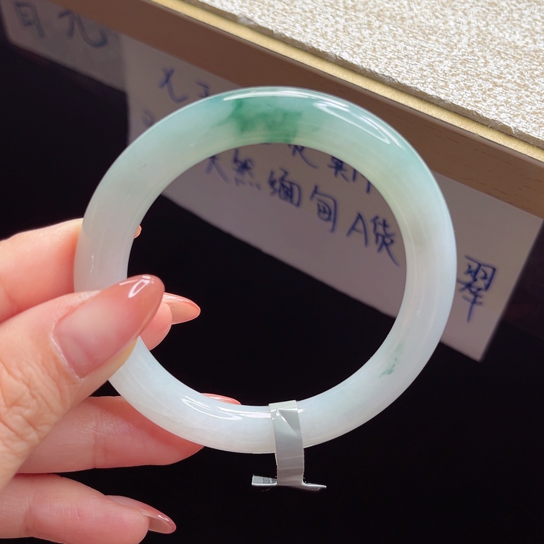 翡翠手镯未镶嵌手镯