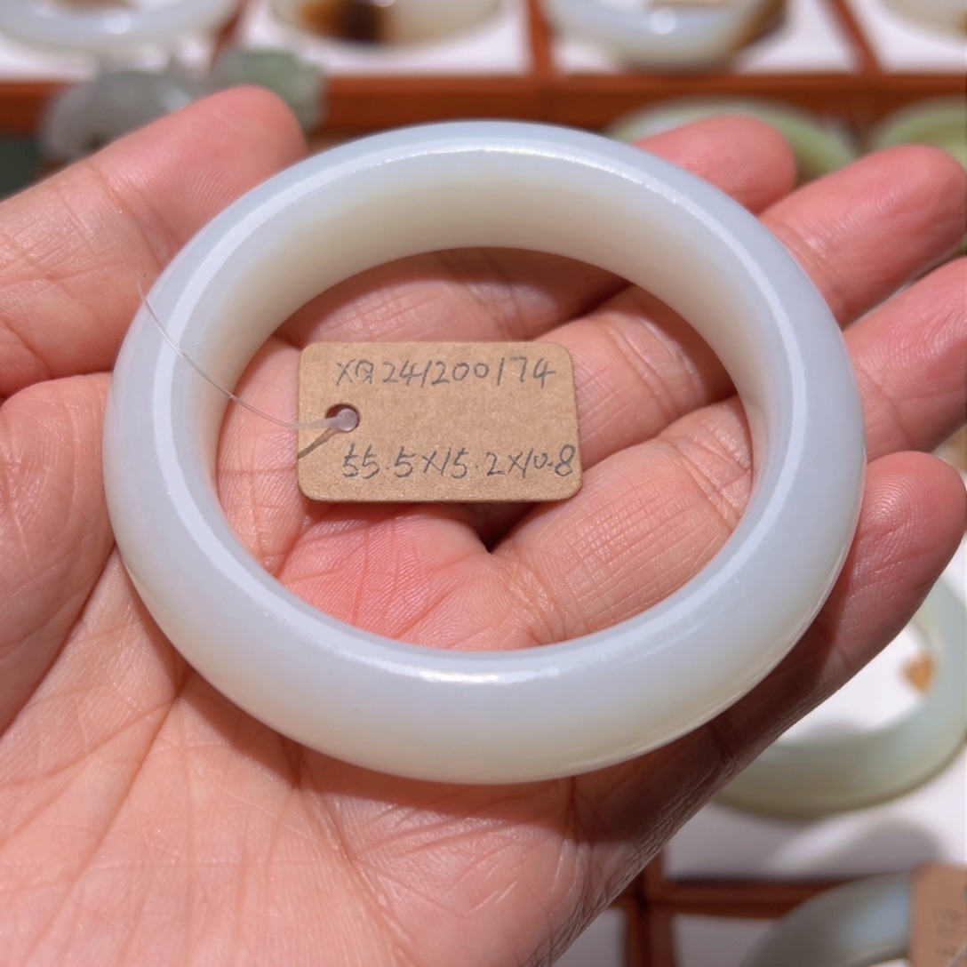 和田玉手镯未镶嵌苏*