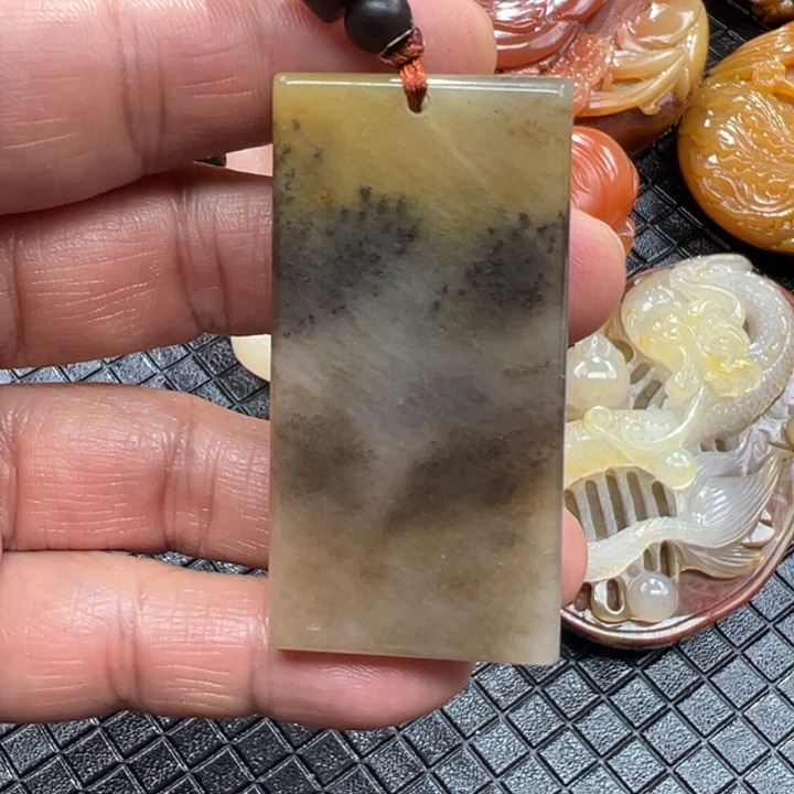 石英质玉（黄龙玉）颈饰未镶嵌