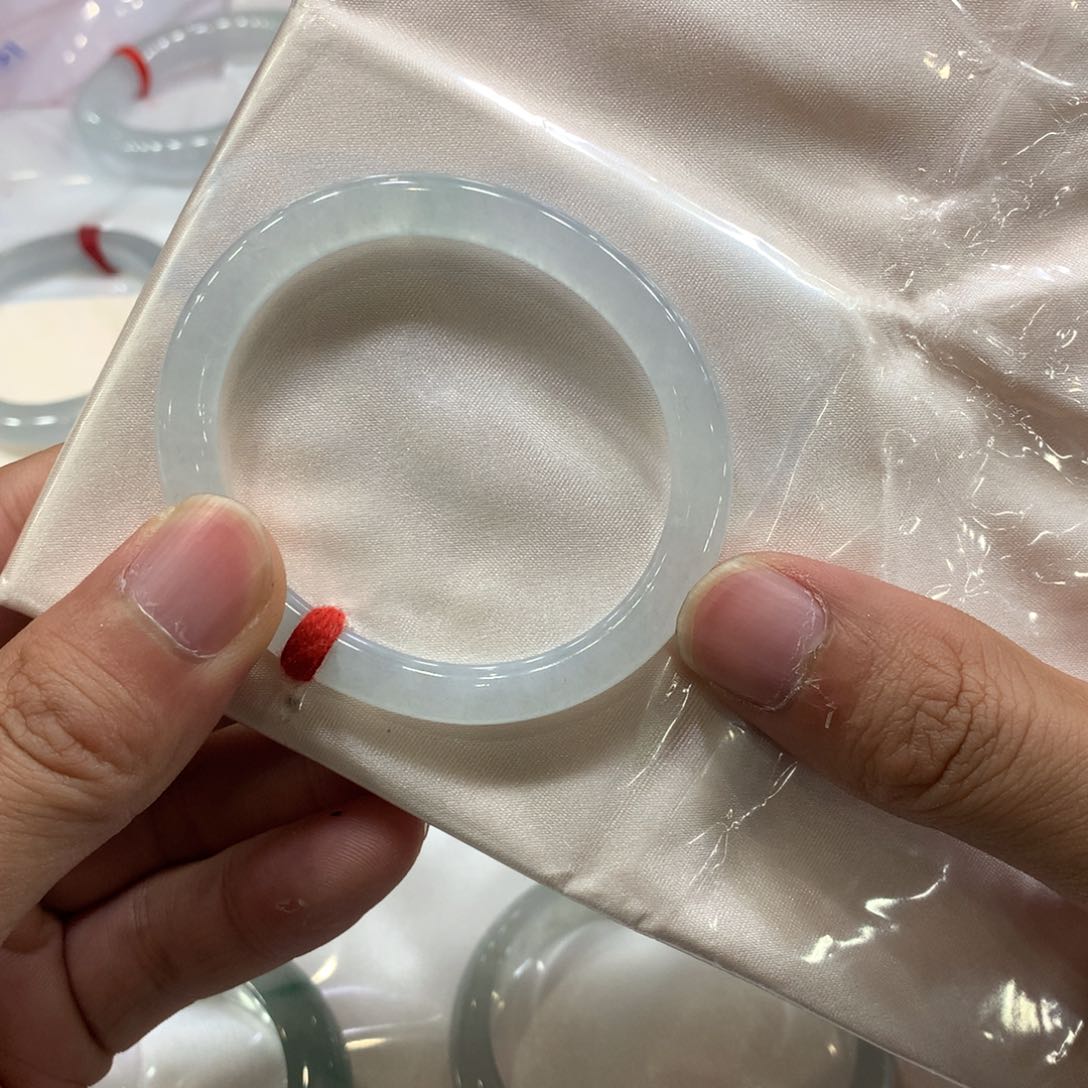 翡翠手镯未镶嵌翡翠