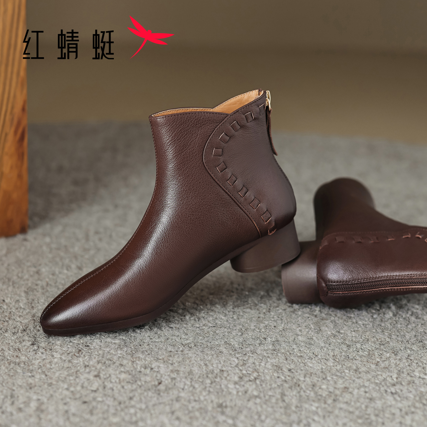 红蜻蜓粗跟女靴尖头短靴复古拉链圆头低跟后拉链时尚单靴A45