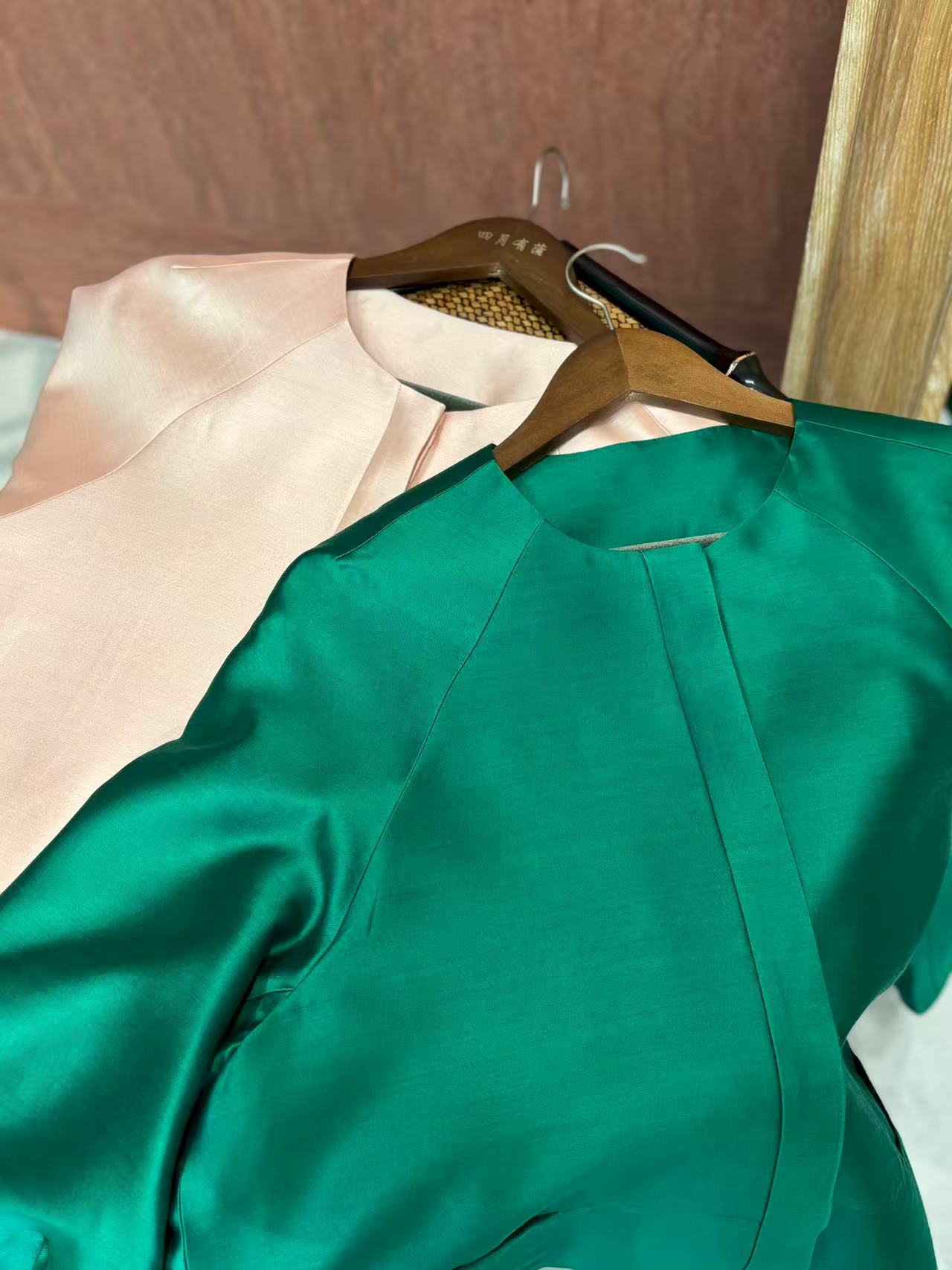 丝毛长袖上衣粉色绿色