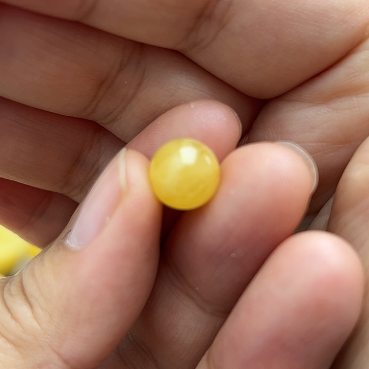 蜜蜡裸石未镶嵌圆珠