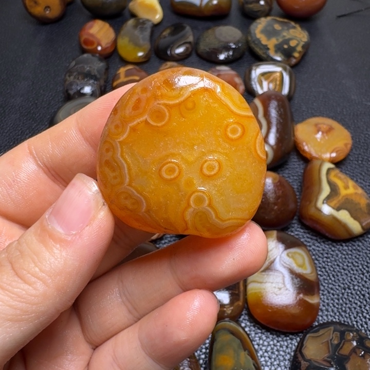 可***可瓷片马达加斯加奇石手把件浮雕