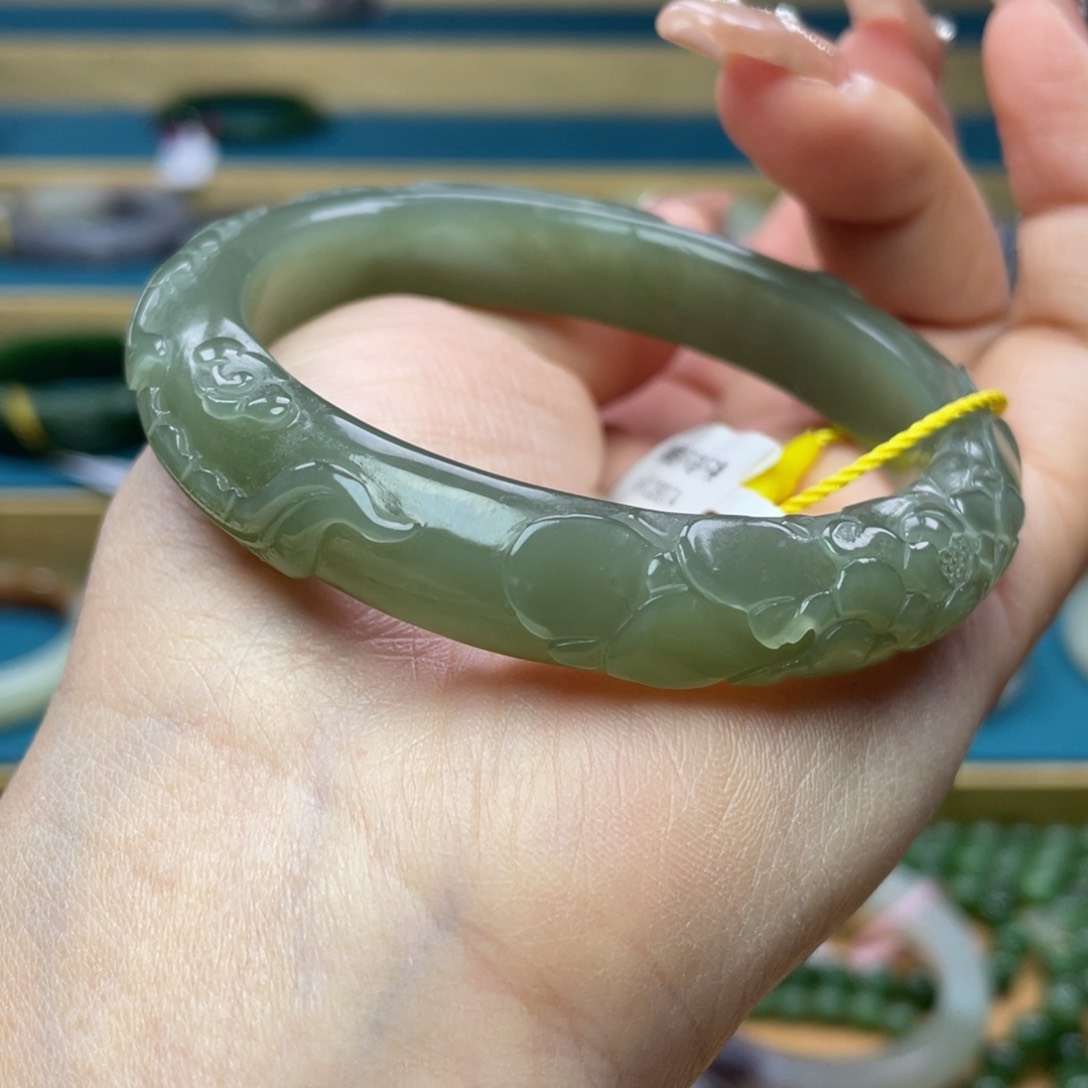 和田玉手镯53圈口。编号84未镶嵌