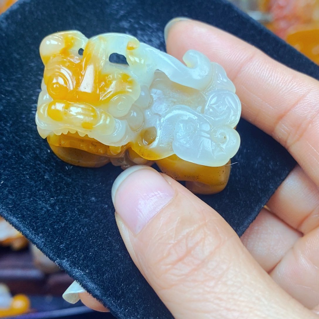 未镶嵌石英质玉（黄龙玉）颈饰