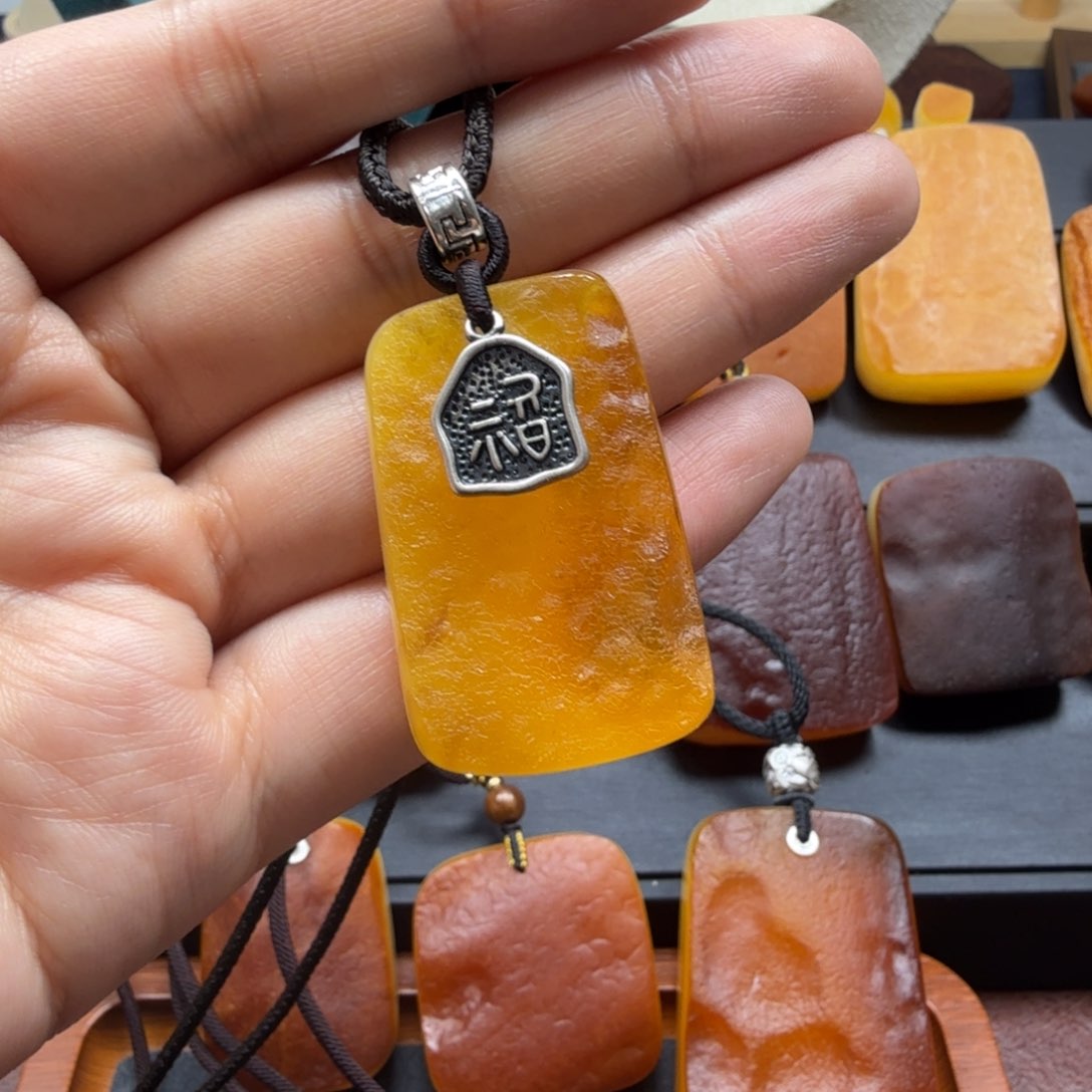 琥珀吊坠(赠链)未镶嵌