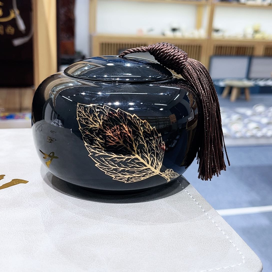 启*两个黑色茶叶罐，