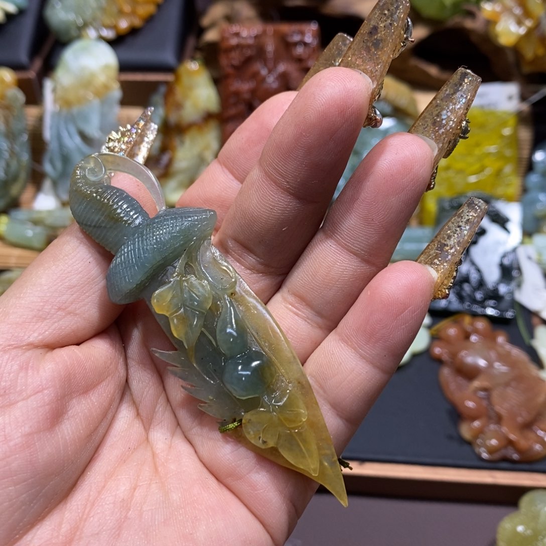 蛇纹石玉颈饰未镶嵌