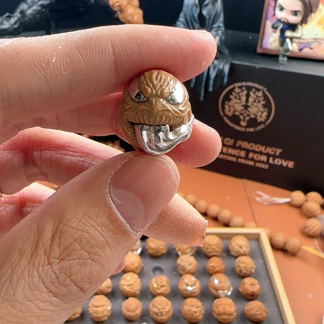 猴头核桃吊坠?***︑毒液镶嵌17.4