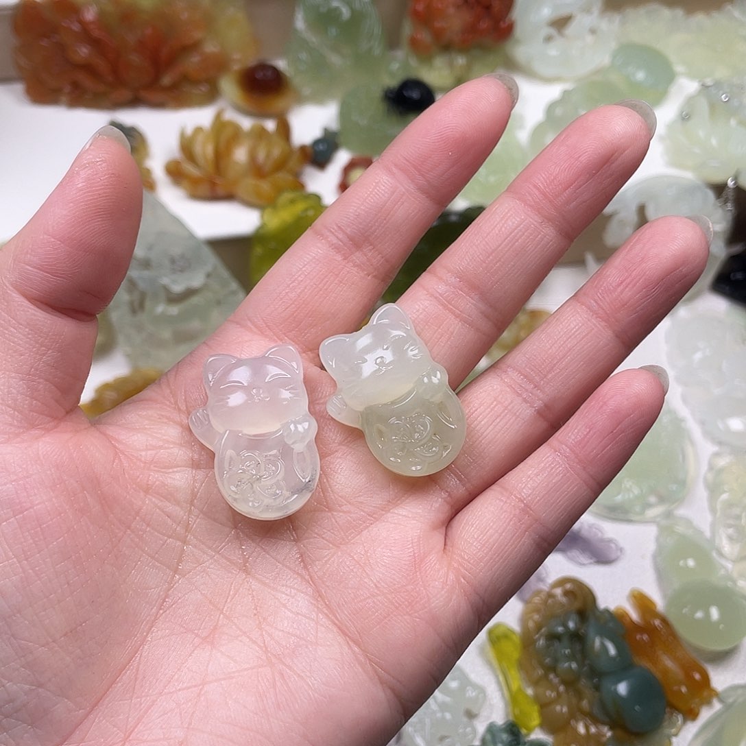 昕***桐蛇纹石玉未镶嵌颈饰