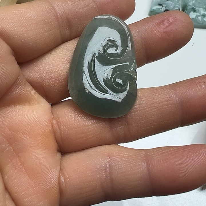 翡翠吊坠(不含链)未镶嵌此***谁