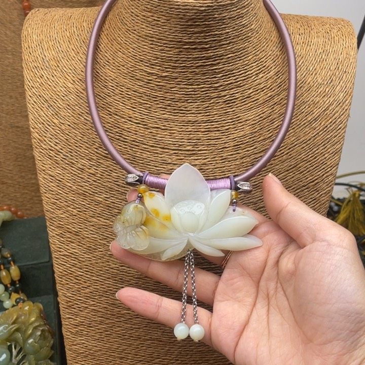 蛇纹石玉吊坠合金