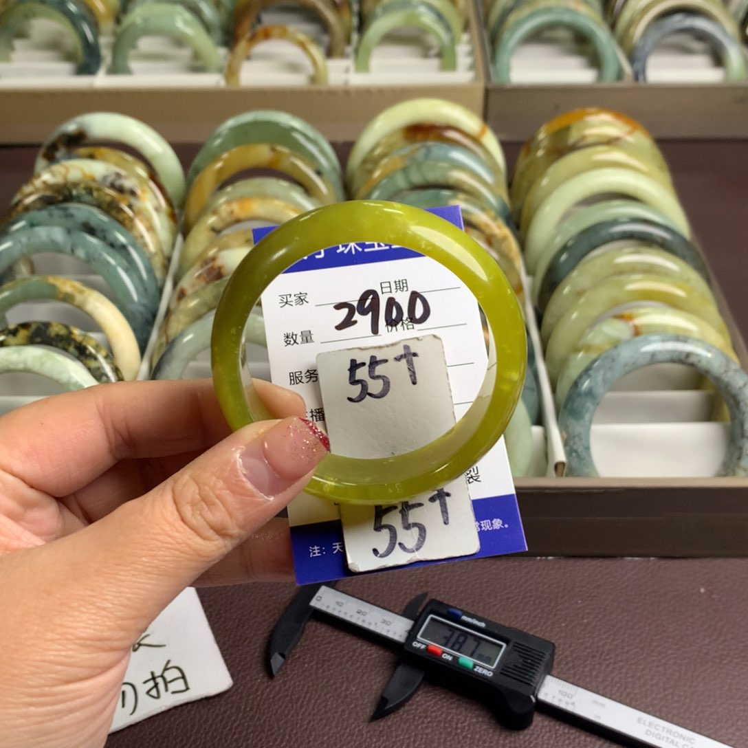 蛇纹石玉手镯未镶嵌2900