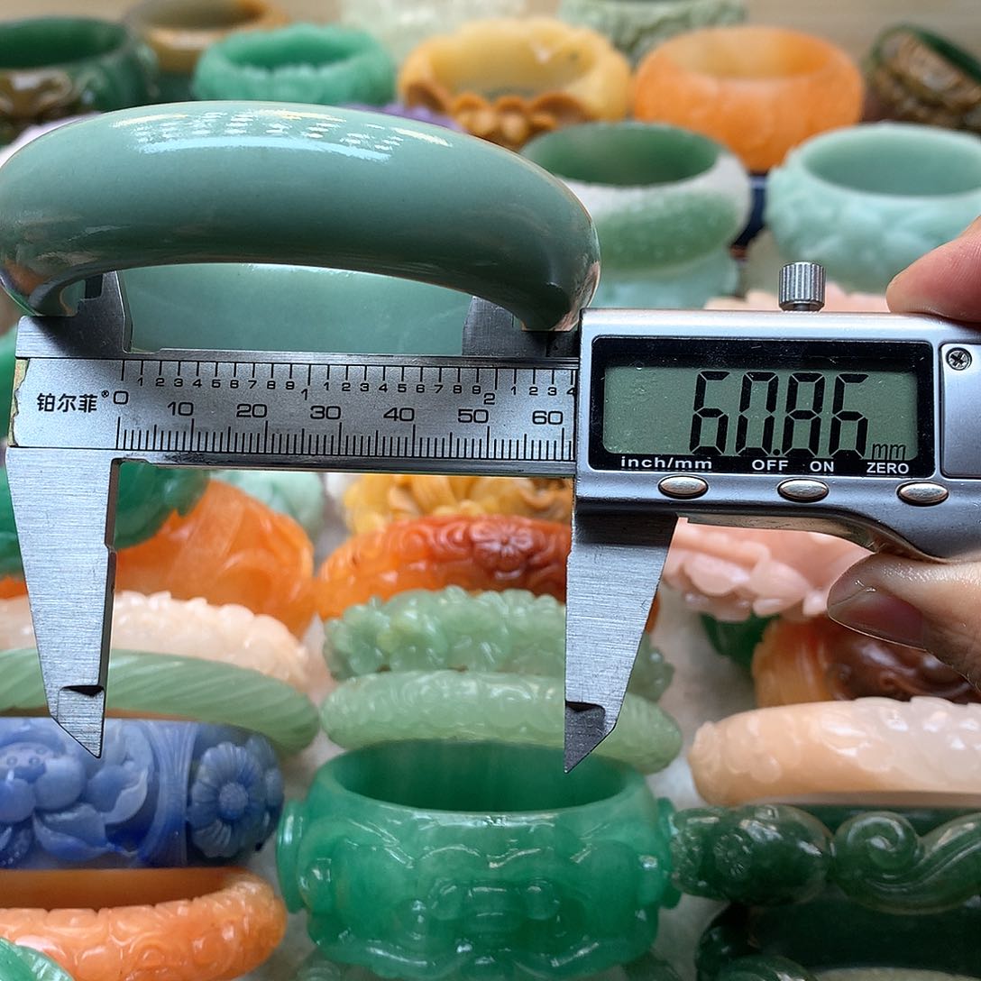 未镶嵌手镯石英质玉